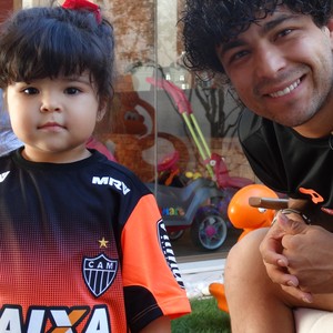 Luan, atacante do Atlético-MG e a <b>filha Lara</b> (Foto: Fernando Martins - dsc00220