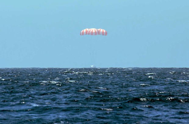 Dragon aterrisa no Oceano Pacífico (Foto: SpaceX/AP)