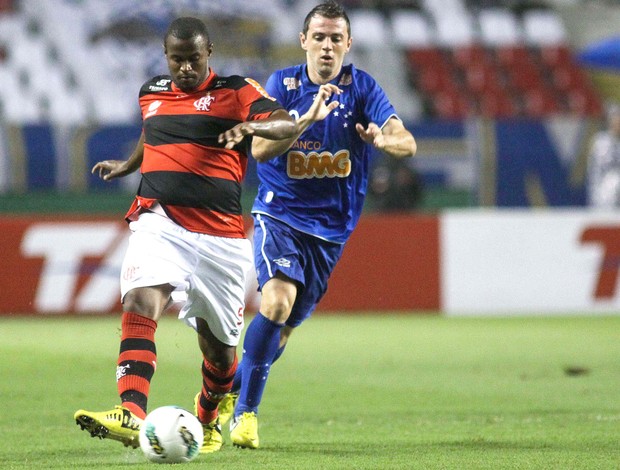 Montillo e Airton, Flamengo e Cruzeiro (Foto: Luciano Belford / Futura Press)