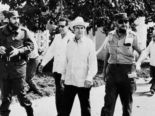 Foto de arquivo mostra o então chefe do Partido Social francês, François Mitterrand (Centro), eleito em 1981 como primeiro presidente socialista da França, o líder cubano Fidel Castro (esquerda) e seu irmão mais velho, Ramon Castro, em Havana em dezembro (Foto: AFP Photo) Foto de arquivo mostra o então chefe do Partido Social francês, François Mitterrand (Centro), eleito em 1981 como primeiro presidente socialista da França, o líder cubano Fidel Castro (esquerda) e seu irmão mais velho, Ramon Castro, em Havana em dezembro (Foto: AFP Photo)