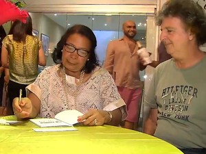 Conceição distriui autógrafos durante lançamento de livro sobre sua história em Salvador (Foto: Reprodução/TV Bahia) Conceição distriui autógrafos durante lançamento de livro sobre sua história em Salvador (Foto: Reprodução/TV Bahia)