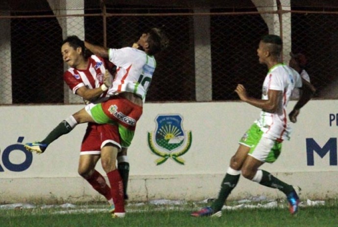 Vavá é agredido por Vaninho no início da briga - Potiguar x Baraúnas (Foto: Cezar Alves) Vavá é agredido por Vaninho no início da briga - Potiguar x Baraúnas (Foto: Cezar Alves)
