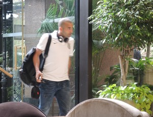 Emerson Sheik deixa o hotel (Foto: Rodrigo Faber)