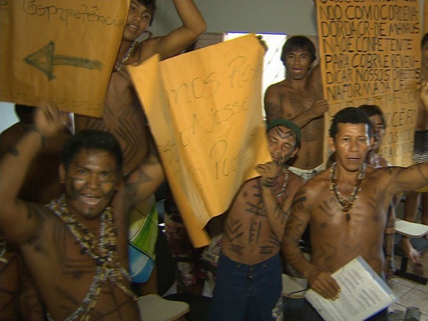 Índios ocupam sede da Funai desde a segunda-feira (Foto: Reprodução/TV Amazonas)