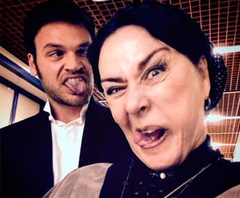 Nívea Maria e Emílio Dantas fazem careta para 'selfie' nos bastidores das gravações (Foto: Arquivo Pessoal)