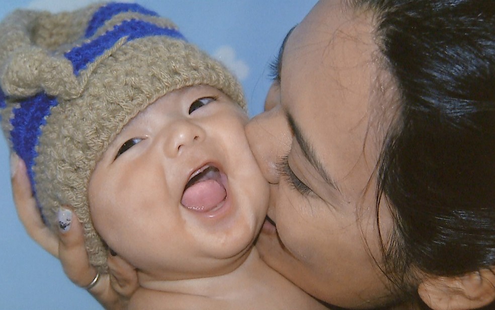 Giovani Orsini, de 3 meses, e a mãe, Sabrina Sakaue, em Ribeirão Preto (Foto: Reprodução)