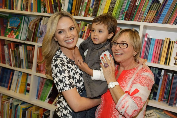 Eliana leva filho em lançamento de livro em SP (Foto: Leo Franco / Agnews)