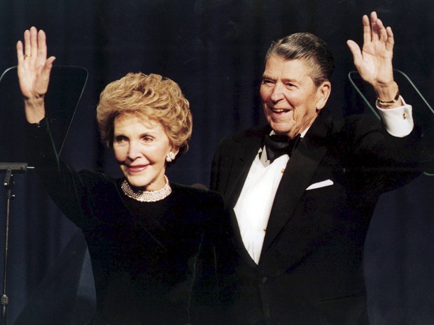  Foto de 1994 mostra o ex-presidente americano Ronald Reagan ao lado de Nancy Reagan em uma celebração de seu 83º aniversário em Washington  (Foto: Reuters/Mike Theiller)