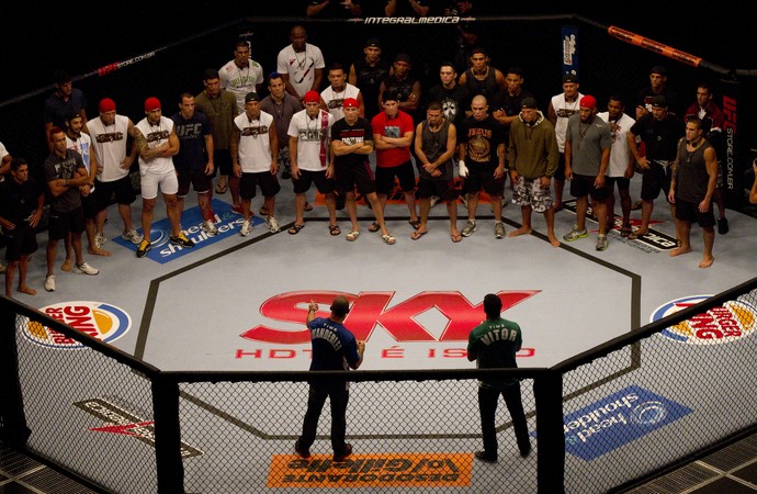 Vitor Belfort e Wanderlei Silva conversam com os 32 lutadores que disputarão o TUF Brasil (Foto: Divulgação - TUF Brasil)