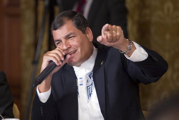 O presidente reeleito do Equador, Rafael Correa, dá entrevista nesta quarta-feira (20) em Quito (Foto: Reuters)