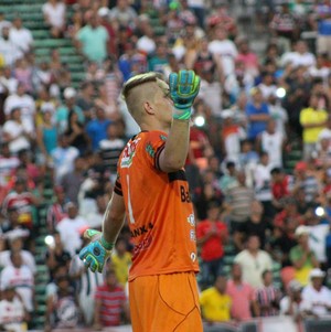 Goleiro Giovani reclama após ser atingido por laser (Foto: Emanuele Madeira/GloboEsporte.com)