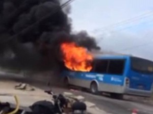 Ônibus do BRT foi queimado na manhã desta sexta (12) (Foto: Reprodução/Whatsapp)