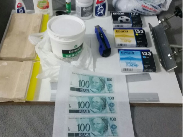 Polícia Federal apreendeu material usado na fabricação de dinheiro (Foto: Polícia Federal/ Divulgação)