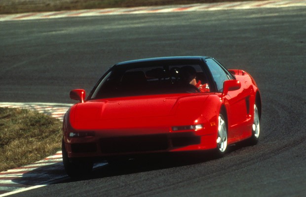 Senna ao volante do primeiro Honda NSX, em 1990 (Foto: Arquivo Honda)