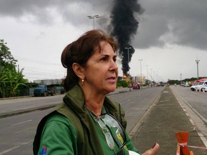 Analista do Ibama está no local do incêndio na Alemoa, em Santos (Foto: Orion Pires/G1)