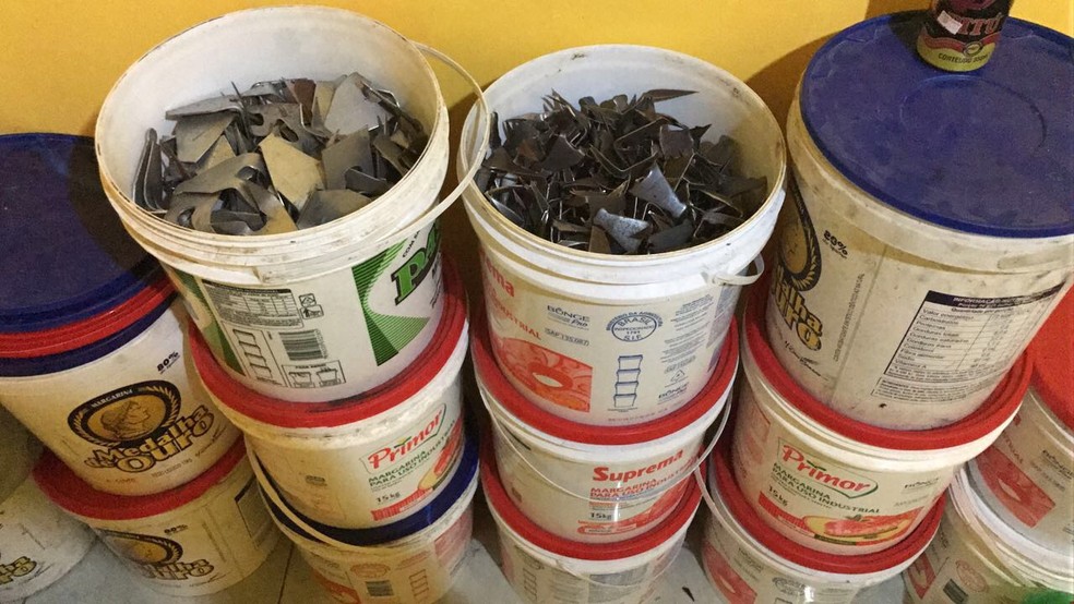 Polcia Federal localizou baldes com grampos de metal durante Operao Divisa Sul (Foto: Divulgao/PF)