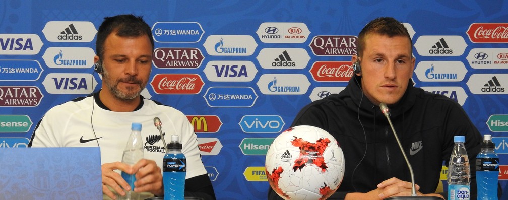 Anthony Hudson e Chris Wood, o capitãoo da Nova Zelândia: atacante vê Islândia como inspiração para os campeões da Oceania (Foto: Thiago Dias)