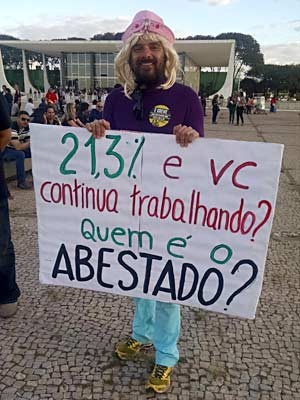 O analista judiciário Fabio Freitas veste fantasia de Tiririca durante protesto por reajuste em Brasília (Foto: Isabella Formiga/G1)
