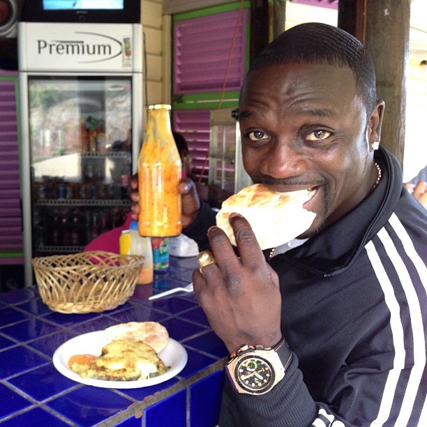 Akon comendo podrão (Foto: Reprodução/ Instagram)