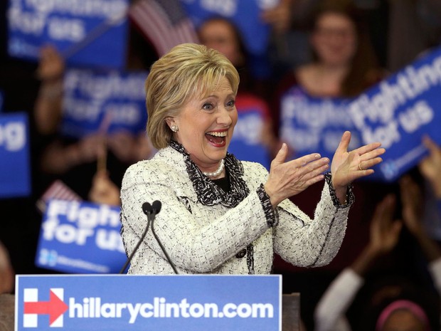 Hillary Clinton celebra sua vitória nas primárias da Carolina do Sul, na noite de sábado (27) (Foto: Reuters/Randall Hill)