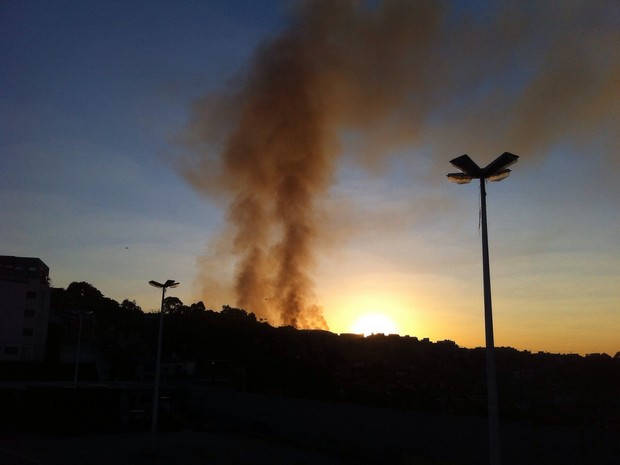 Foco de incêndio em reintegração (Foto: Letícia Macedo/G1)