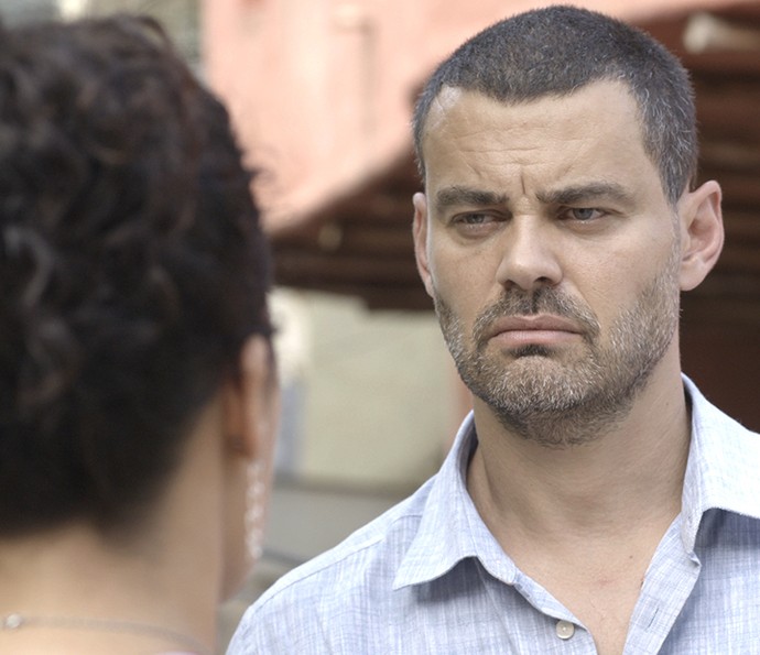 César não sabe que Domingas está grávida (Foto: TV Globo)