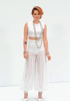 Kristen Stewart assiste ao desfile da Chanel com calça transparente 