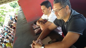 Rogério Micale e Rodrigo Lameira observam o jogo do Flamengo (Foto: Pedro Venancio)