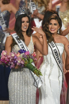 Colombiana Paulina Vega recebe a coroa de Miss Universo 2014 da Miss Universo 2013, Gabriela Isler, em Miami, nos Estados Unidos (Foto: Timothy A. Clary/ AFP)