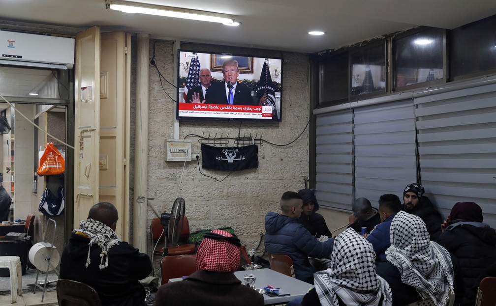 Palestinos assistem ao discurso de Trump em café em Jerusalém (Foto: Ahmad Gharabli / AFP)