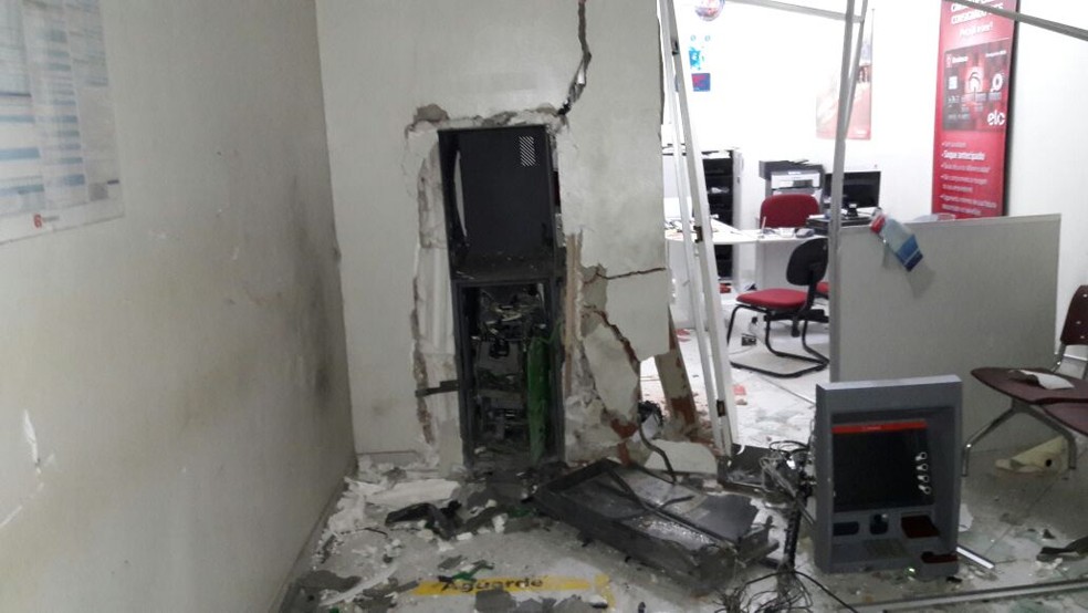 Com a explosão, agência bancária em Caraúbas ficou parcialmente destruída (Foto: Notícias da Serra )