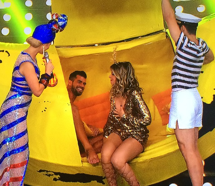 Borat e Mariana Santos se divertem no lounge banana (Foto: TV Globo)