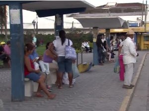 Moraodres ainda reclamam da falta de ônibus (Foto: Reprodução / TV Tribuna)