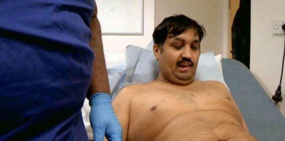 Mohammed vê o resultado do implante do pênis biônico