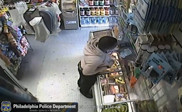 Homem usou banana para roubar loja (Foto: Reprodução/YouTube/PhiladelphiaPolice)