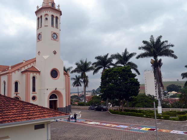 Procissão de Corpus Christi, Jacutinga, Paróquia Santo Antônio, tapete com mantas, malhas de tricô (Foto: Daniela Ayres/ G1)