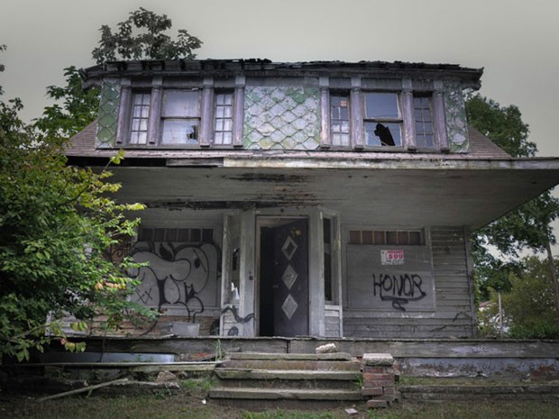 Esta casa abandonada ao leste de Cleveland, em Ohio, foi onde o assassino em série Anthony Sowell escondeu os corpos de suas vítimas (Foto: Seph Lawless)