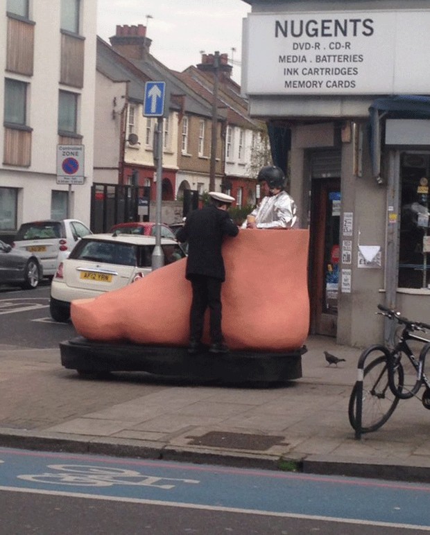 Carro em formato de pé gigante é flagrado rodando em Londres (Foto: Wandsworth Police/Twitter)