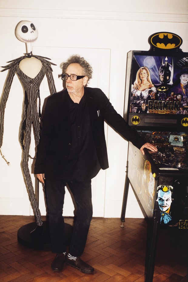 A casa de Tim Burton é decorada com peças que remetem aos seus filmes, como o boneco de O Estranho Mundo de Jack e o fliperama de Batman (Foto: Tung Walsh)