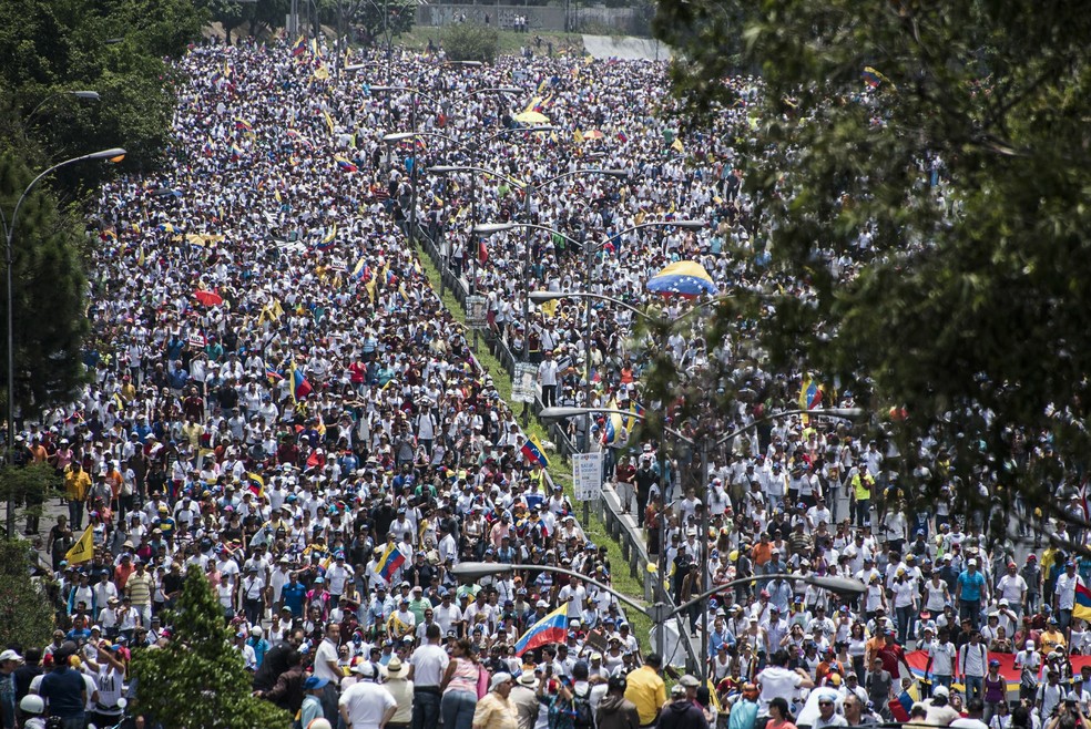 Manifestantes lotam ruas em Caracas em manifestação contra o governo Maduro nesta quarta-feira (19) (Foto: Carlos Becerra/AFP)