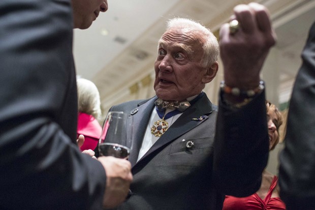 O astronauta aposentado Edwin 'Buzz' Aldrin conversa durante o jantar (Foto: Andrew Kelly/Reuters)