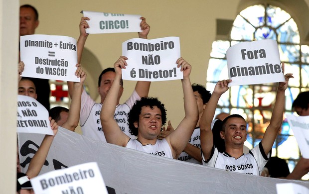 torcida do Vasco protesto São Januário (Foto: Thiago Lontra / Agência O Globo)