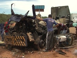Carro-forte foi explodido por criminosos na Bahia (Foto: Reprodução/TV São Francisco)