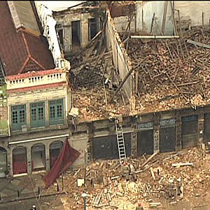 Sobrado cedido ao bloco Bola 
Preta desaba no Centro do Rio (Reprodução/Globo News)