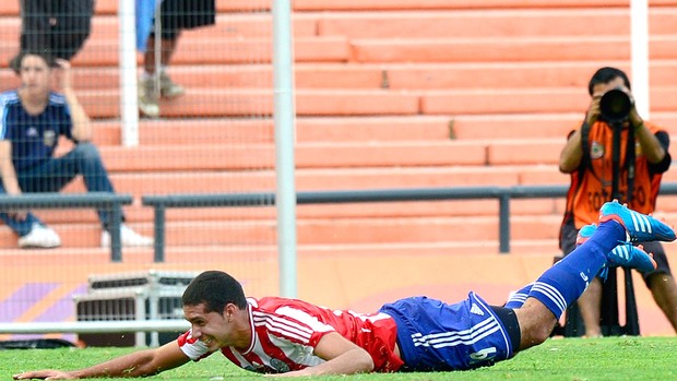 Matias Perez comemora gol do Paraguai contra a Bolívia, Copa Sul-americana sub-20 (Foto: Agência AFP)