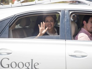 A presidente Dilma Rousseff acena antes de pegar carona em um carro sem motorista na sede do Google em Mountain View, na Califórnia (EUA) (Foto: Josh Edelson/AFP)