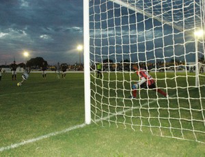 Thiaguinho, atacante do Botafogo-PB, perde pênalti no amistoso contra o Atlético Potengi (Foto: Amauri Aquino / GloboEsporte.com/pb) Thiaguinho, atacante do Botafogo-PB, perde pênalti no amistoso contra o Atlético Potengi (Foto: Amauri Aquino / GloboEsporte.com/pb)