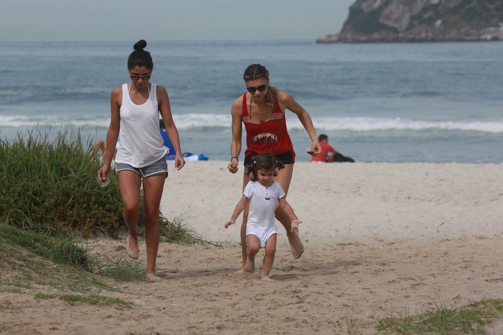 Repórter é 'engolido' por areia movediça em paraíso escondido, Impressionante! Repórter do #CâmeraRecord tem parte do corpo 'engolida' por areia  movediça em paraíso escondido #RecordTV • Encontre as notícias que