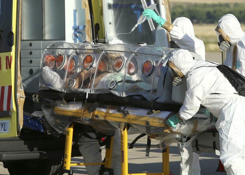 O padre espanhol Miguel Pajares retornou à Espanha num avião militar equipado para evitar que contagie outras pessoas com o ebola