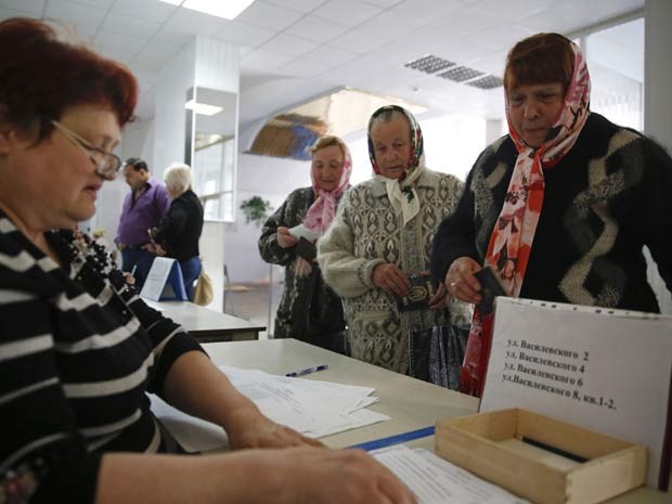 Mulheres fazem fila para votar em referendo separatista em Donetsk, no leste da Ucrânia, neste domingo (11) (Foto: REUTERS/Baz Ratner)